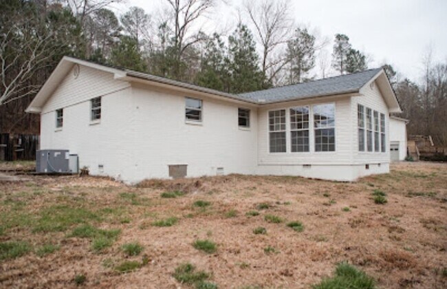 Building Photo - Renovated 3/2 Home & 2/1 Apartment