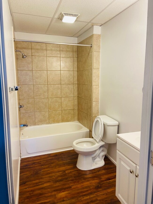 Foto del edificio - 2 Bedroom on 2nd/3rd Floor-East End of Yor...