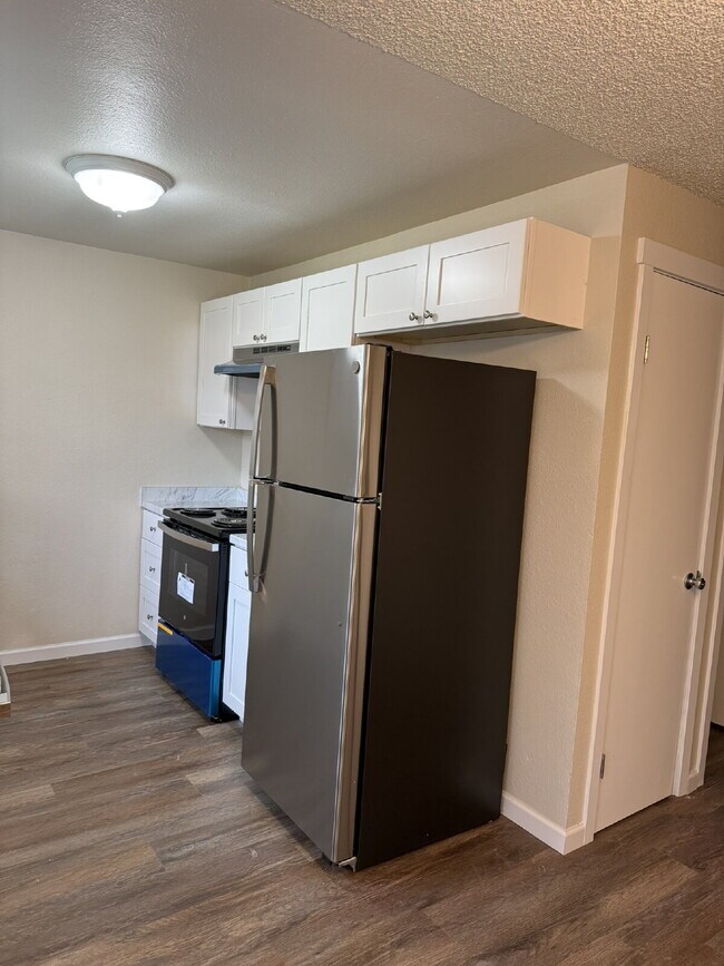 Building Photo - Fully Remodeled 2 Bedroom Unit- Available for Immediate Move In