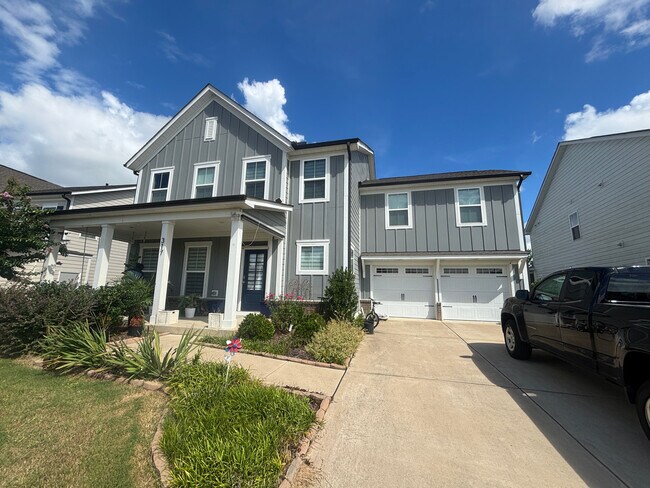 Foto del edificio - Room in House on Aintree Ave