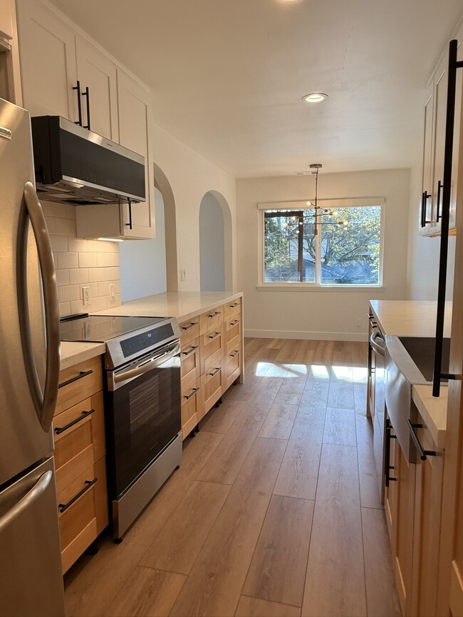 New induction range and modern vented microwave - 496 Sherwood Way