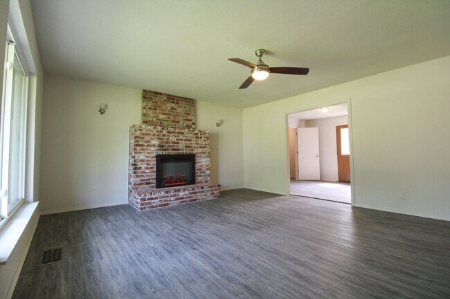 Foto del edificio - Welcome to this charming 3-bedroom, 2-bath...