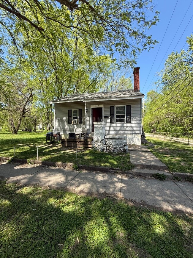 Building Photo - 462 W Leafland Ave