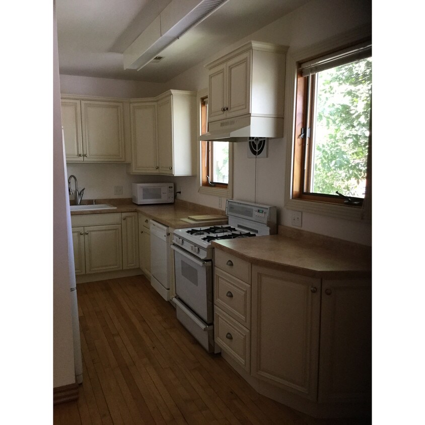 Kitchen - 2301 Atwood Ave