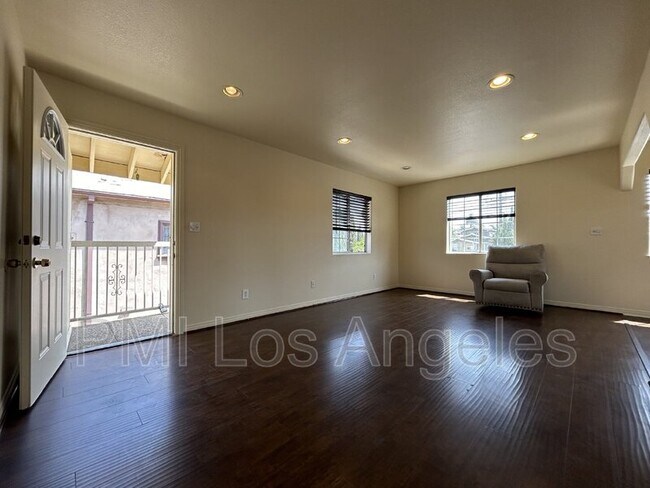Foto del edificio - 725 Cornwell St