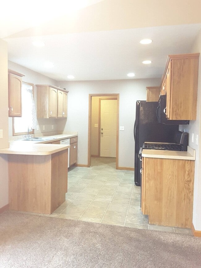 Building Photo - 3 Bedroom Single Family Home!
