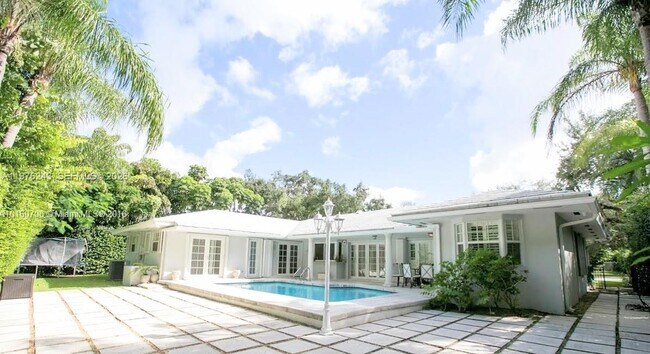 Foto del edificio - 5920 Maynada St