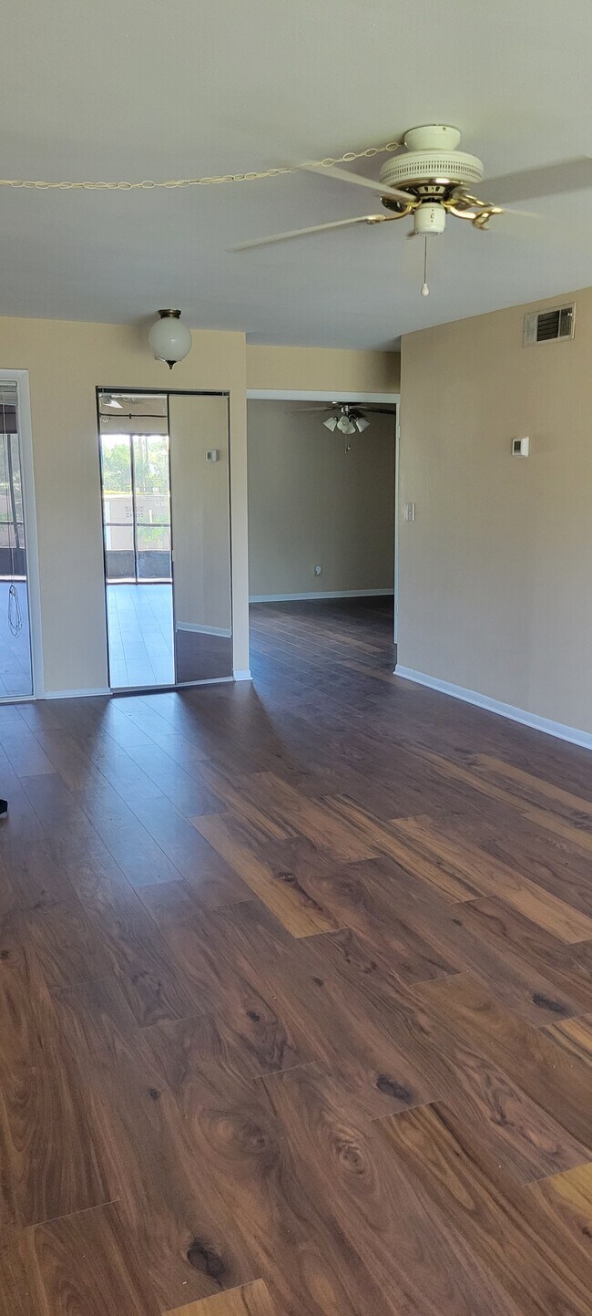 Sala de estar - 204 Orienta Point St