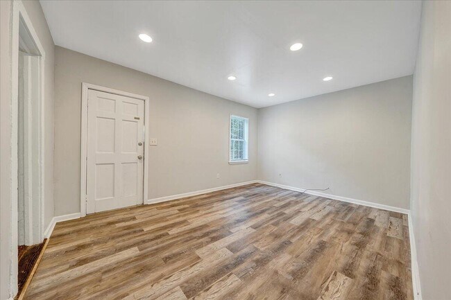 Building Photo - 1523 Buena Vista Blvd SE