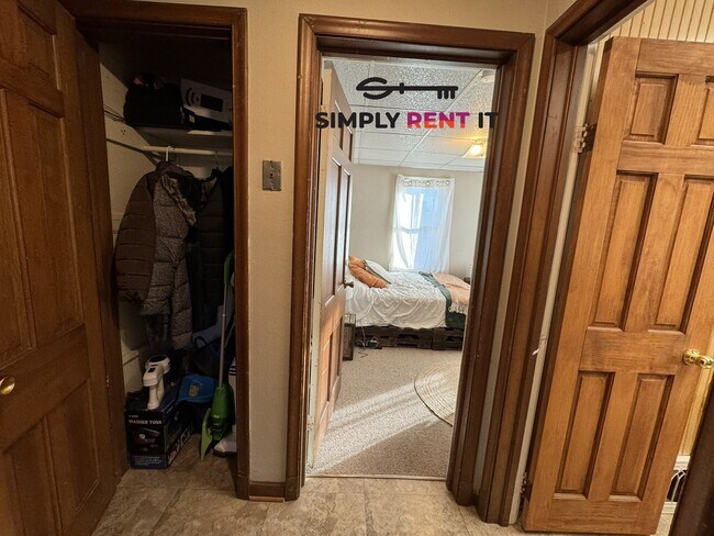 Building Photo - 4 Bedroom On Campus with Free Parking Aug ...