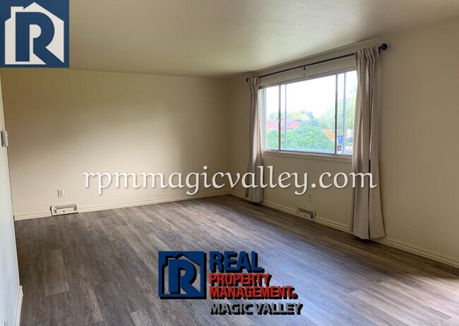 Building Photo - 3 bedrooms, 1 Bath in quiet neighborhood