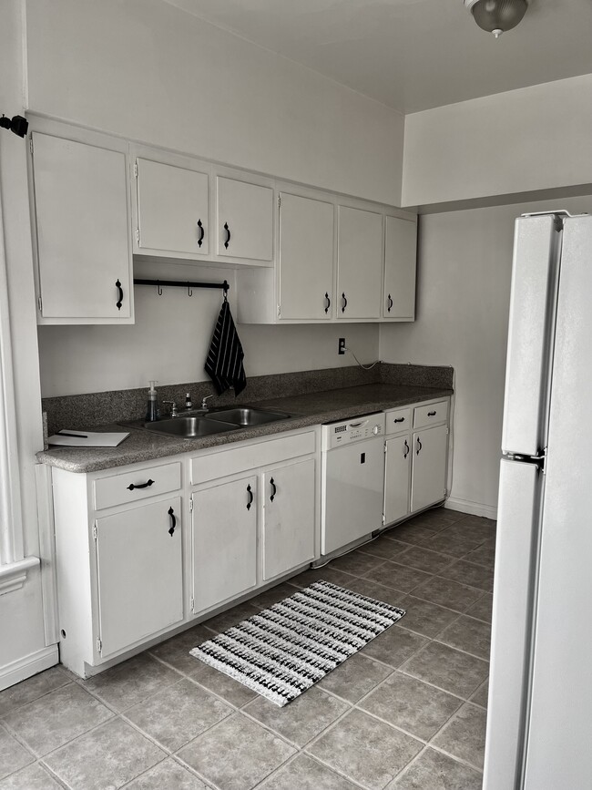 Building Photo - 222 N Chevy Chase Dr