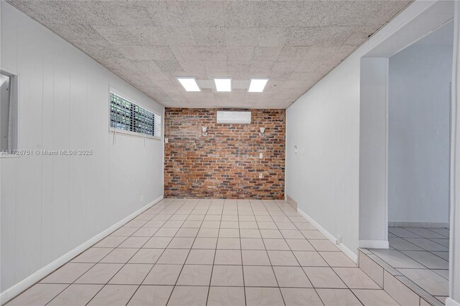Building Photo - 319 NE 171st Ter