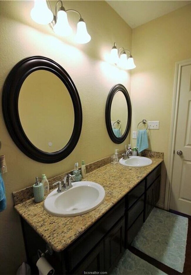 Building Photo - IMMEDIATE MOVE-IN! Come enjoy this beautif...