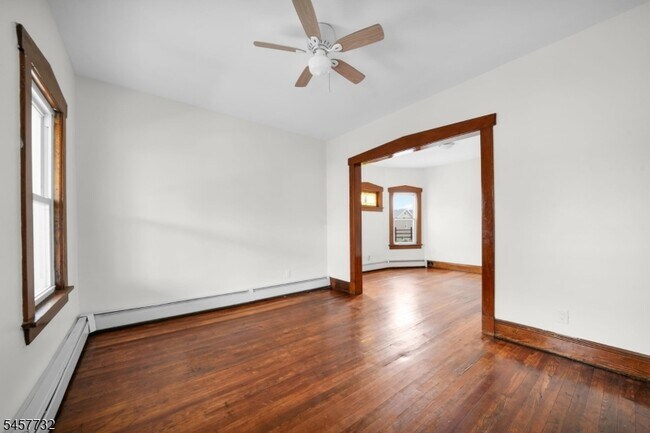Foto del edificio - 74 Christie Ave