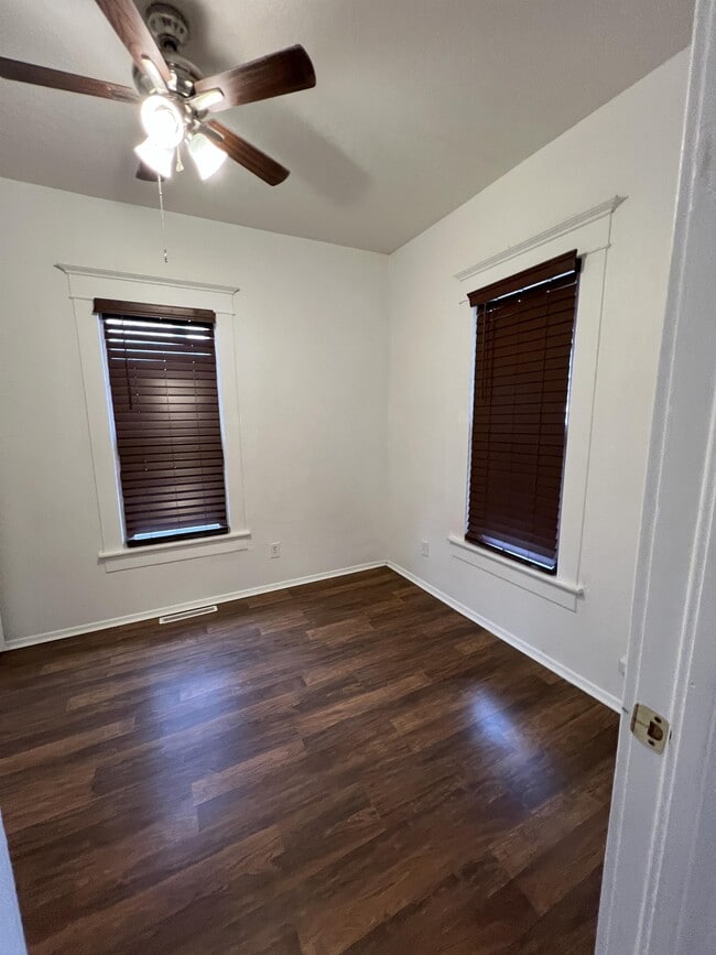 Building Photo - 820 N Custer St