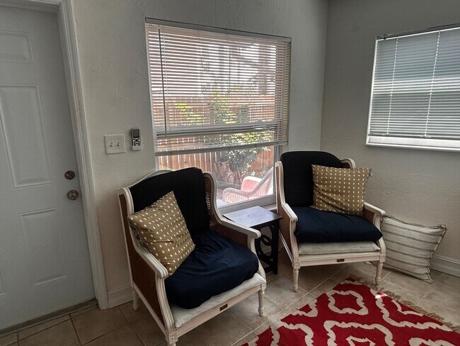 Foto del edificio - Unfurnished Beautiful Studio Retreat in Treasure Island – Minutes from the Beach!