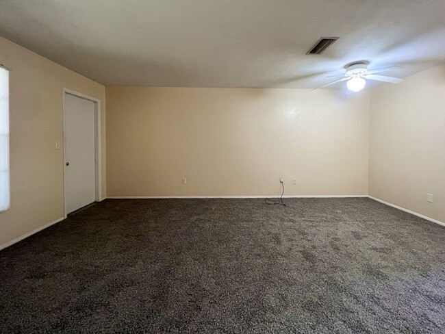 Building Photo - 2BR/1BA Apartment - Available NOW!