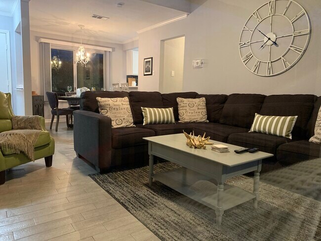 Living room - 2004 Lakeland Dr