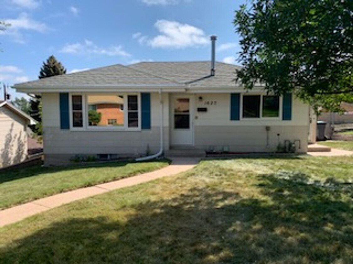 Primary Photo - Cozy 4 bedroom house 1 3/4 bath with overs...
