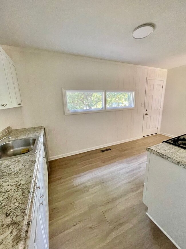 Building Photo - 210 Meadow Dr