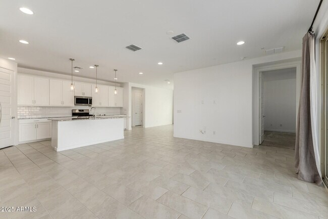 Foto del edificio - 19414 W College Dr