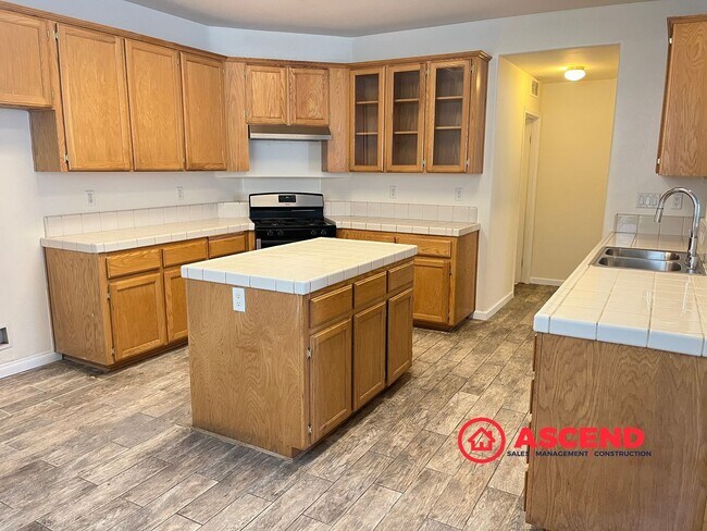 Foto del edificio - Spacious 5 Bedroom, 3 Bathroom Home with Pool in Northwest Bakersfield