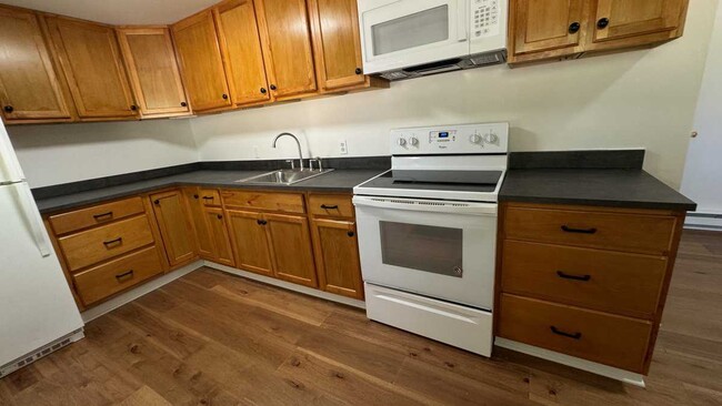 Building Photo - 49 Pine Brook Curv