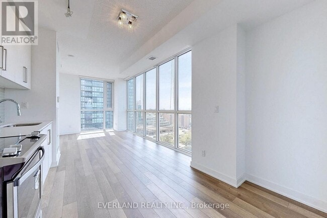 Photo du bâtiment - 5180-5180 Yonge St