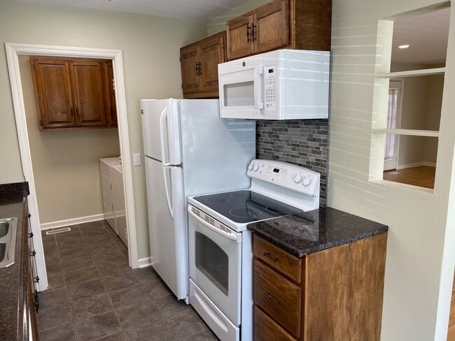Building Photo - Remodeled ranch at end of street