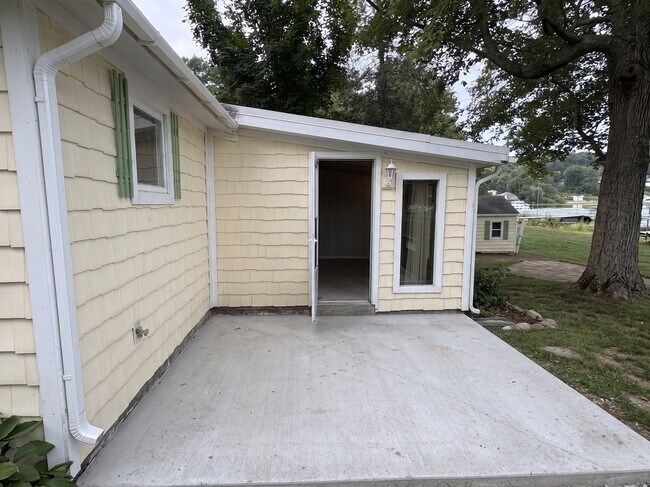 Foto del edificio - 1353 N Cedar Lane Rd