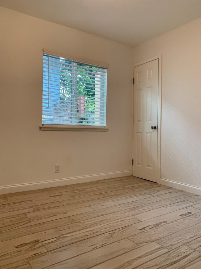 Building Photo - Park (301)