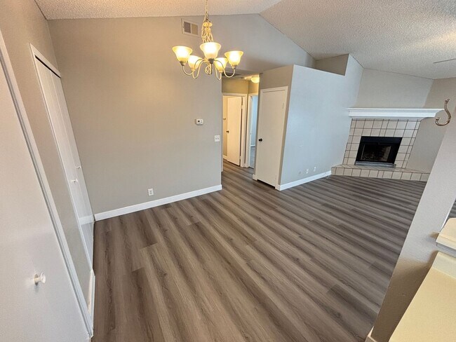 Foto del edificio - Charming 2Bed/1Bath 2nd Floor Condo located in Duck Creek Village - $500 Off Move in Fees!