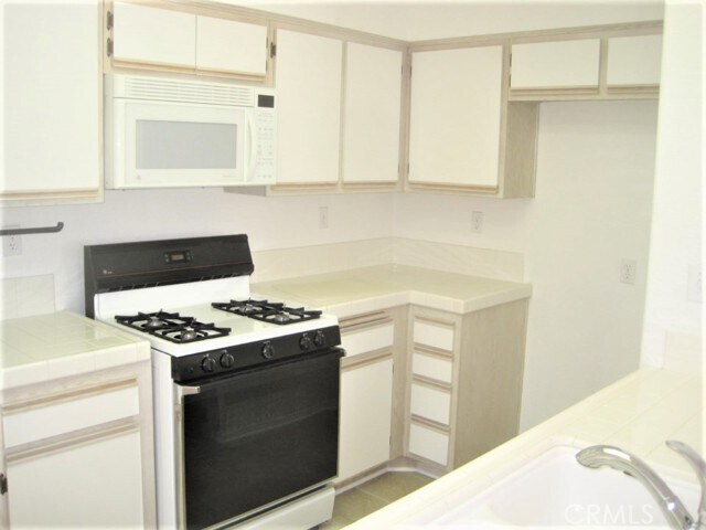Foto del edificio - 6686 Laurelton Ln