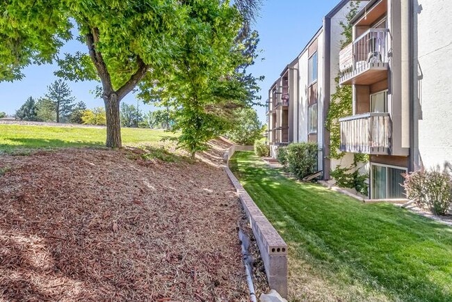 Foto del edificio - Easy Living Starts Here | 2 Bedroom Lakeside Condo