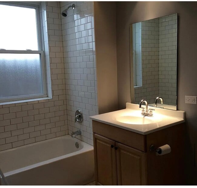 Foto del edificio - 3646 N Pine Grove Ave