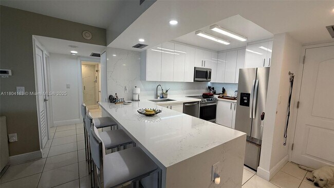 Building Photo - 3625 N Country Club Dr