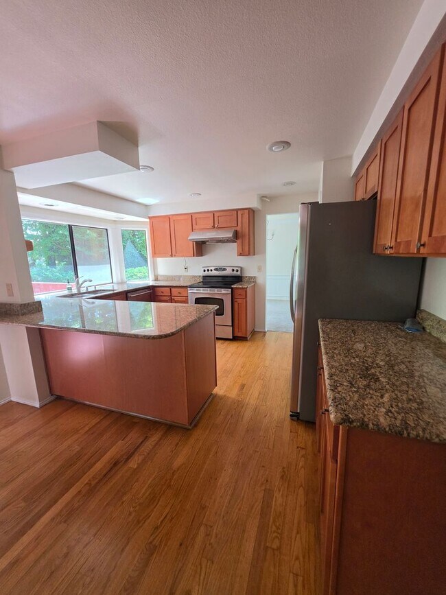 Building Photo - Lovely 4 bedroom Somerset Home in Private Wooded Setting