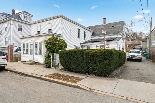 Building Photo - 122 Sheridan St