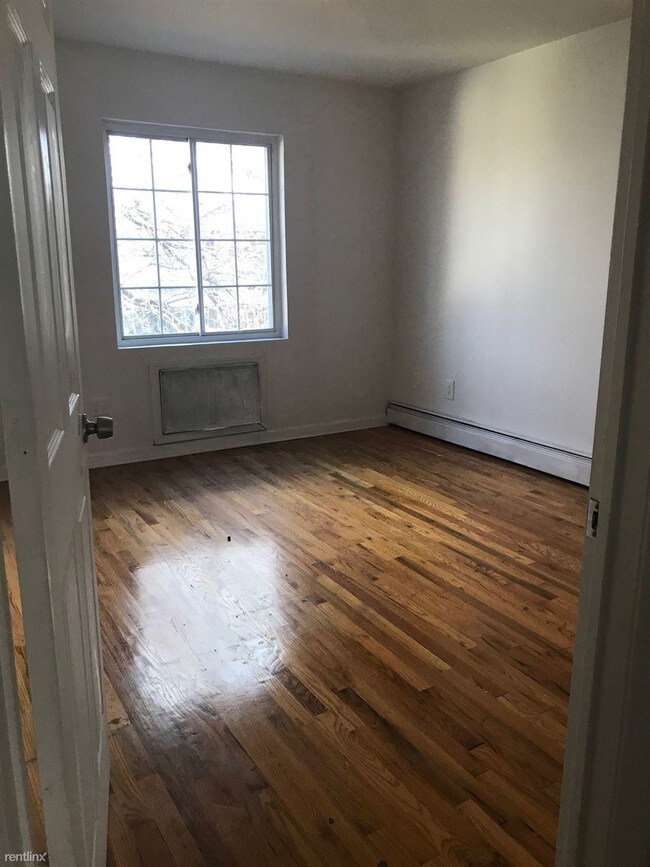 Building Photo - 3 br, 2 bath  - 2946 Hering Ave