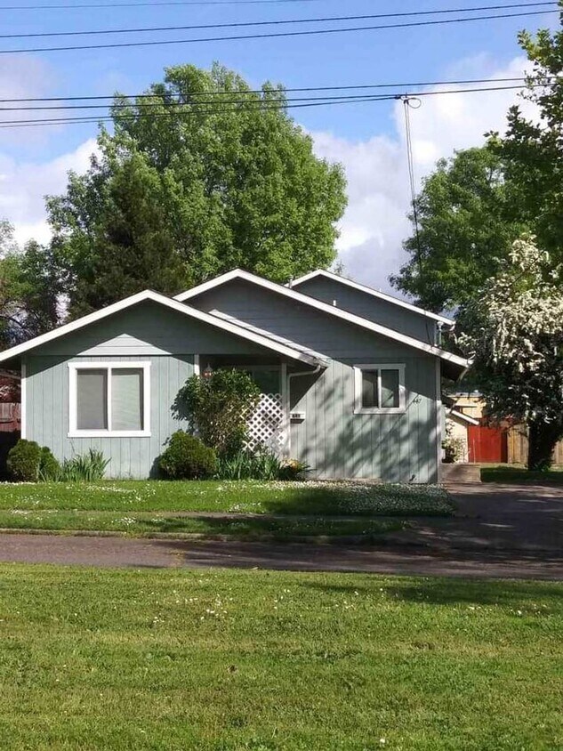Foto principal - 3 bedroom 2 bath home close to downtown