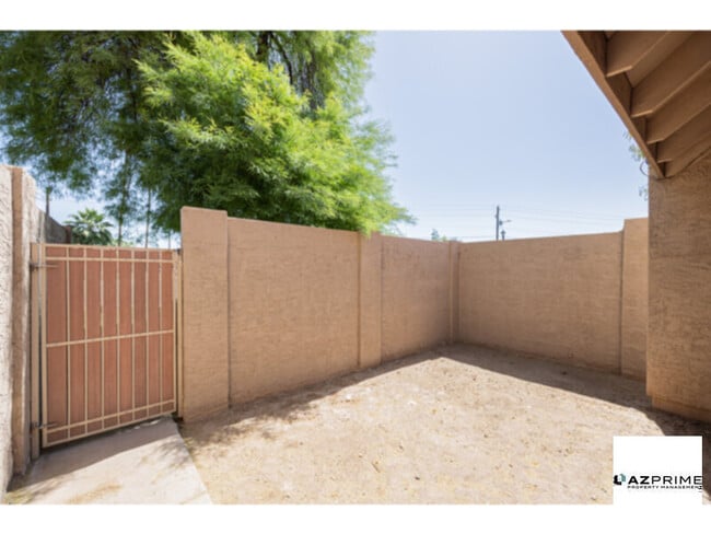 Building Photo - Discover this Impressive 2/1.5 Glendale Townhouse!