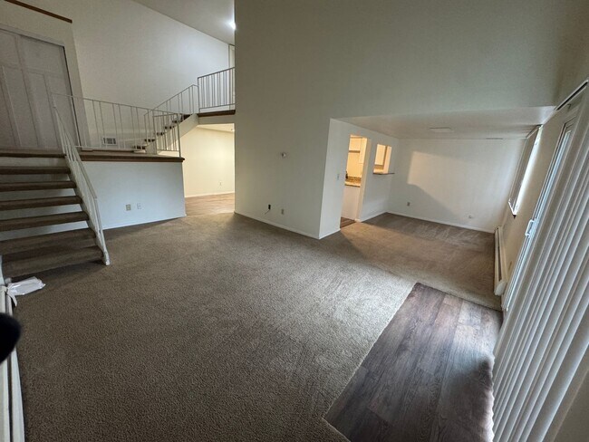 Building Photo - Expansive Bi-Level 3-Bedroom