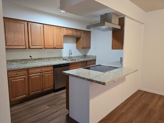 Building Photo - Beautiful 5 bedroom and 2 bath home in Pho...