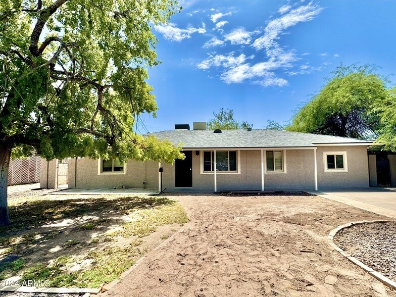 Foto principal - 731 W 12th Pl