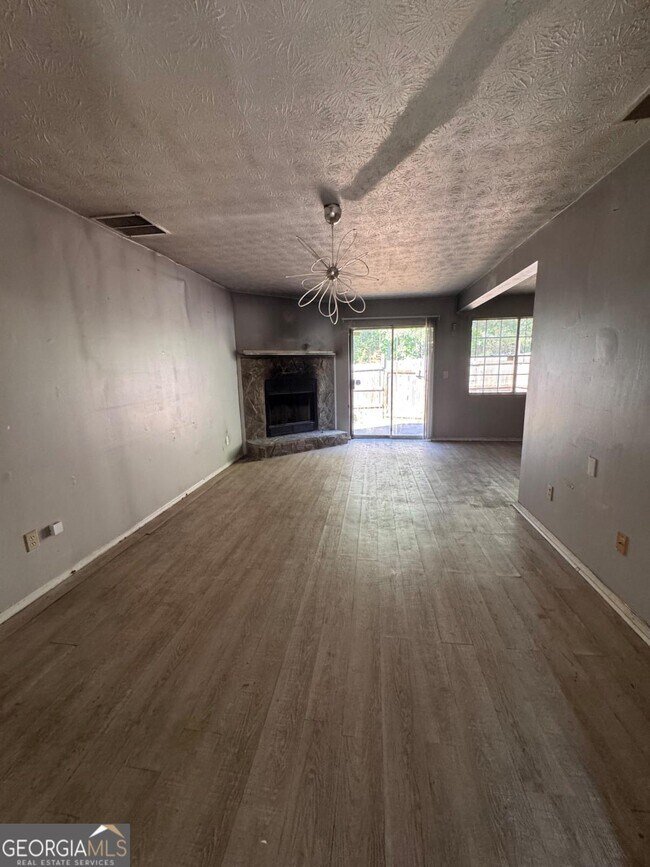 Building Photo - 1602 Pine Tree Trail