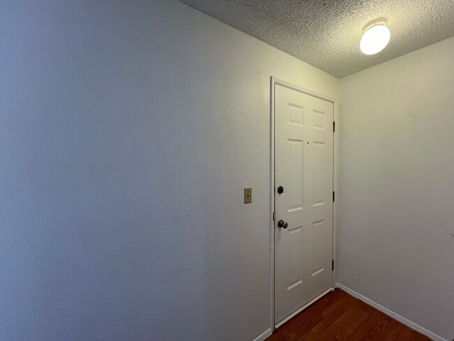 Building Photo - Renovated 1 bedroom 1 bath condo in Desira...