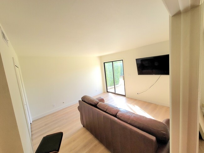 Building Photo - 300 W 2025 S