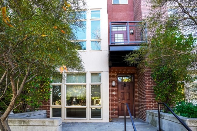 Building Photo - 412 S 13th St