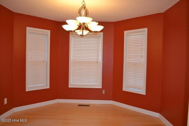 Foto del edificio - 114 Willow Creek Ln